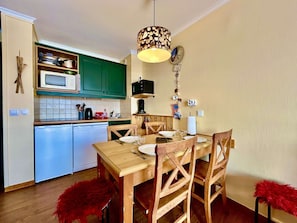 Kühlschrank, Mikrowelle, Ofen, Geschirrspüler
