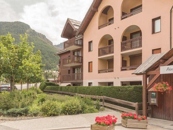 Exterior - Cozy 1BR Apartment, Sleeps 4, Near Ski Lifts with Terrace and Private Parking (La Salle-les-Alpes)