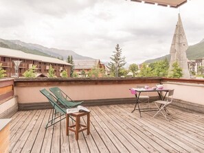 Outdoor dining - Cozy 1BR Apartment, Sleeps 4, Near Ski Lifts with Terrace and Private Parking (La Salle-les-Alpes)