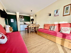 TV - Cozy 1BR Apartment, Sleeps 4, Near Ski Lifts with Terrace and Private Parking (La Salle-les-Alpes)