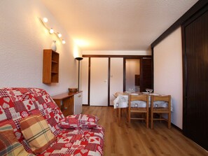 Interior - Studio sleeping area 4 pers, southwest balcony, Serre-Chevalier (Saint-Chaffrey)
