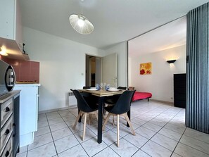 Dining - Cozy 2-Room Cabin Apt. for 4 - Near Prorel Cable Car & Briançon Center (Briançon)