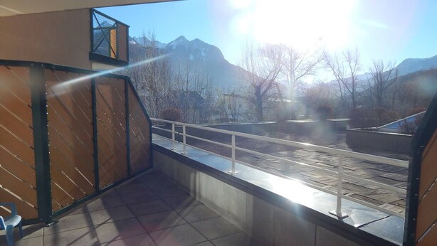 A balcony with a view of mountains, a railing, and a bench. - 2-room apartment night area, parking, wifi - Briançon (Briançon)