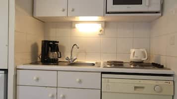 Frigorífico, microondas, placa de cocina y lavavajillas