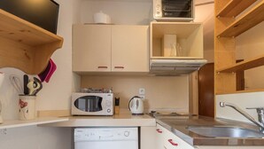 コーヒー / ティーメーカー、冷蔵庫、電子レンジ、コンロ