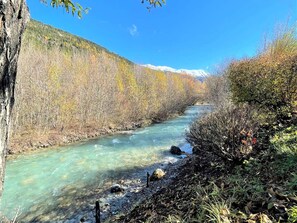 A clear river flowing through a forested valley with a mountain in the background. - Cozy Studio with Mountain Corner - 4 Sleeps, Near Slopes & Shops, La Salle Les Alpes (La Salle-les-Alpes)