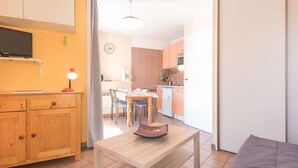 A compact living space with a kitchenette, a dining area, and a sofa. - Cozy studio 2/4 pers, Near Prorel lift and center (Briançon)