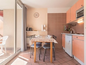 Réfrigérateur, four à micro-ondes, surface de cuisson, cafetière-théière