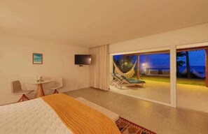 Minibar, tabla de planchar con plancha, wifi gratis y ropa de cama