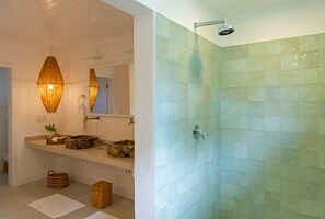 Dusche, kostenlose Toilettenartikel, Haartrockner, Handtücher