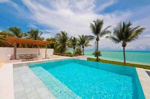 3 piscines extérieures