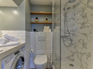 Suihku, ilmaiset hygieniatuotteet, hiustenkuivaaja, pyyhkeet