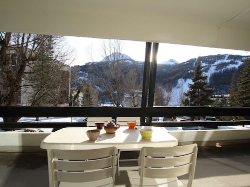 Appartement cosy pour 6 à Chantemerle, Serre-Chevalier. Balcon, parking, casier à ski, 2 étoiles.