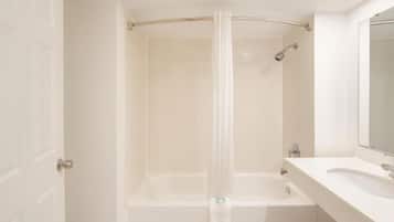 Cofres nos quartos, escrivaninha, ferros/tábuas de passar roupa