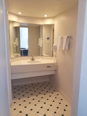 Deep soaking tub, free toiletries, hair dryer, towels