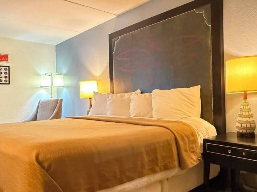 In-room safe, desk, iron/ironing board, WiFi
