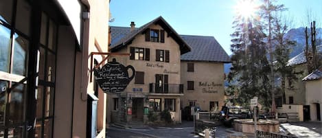 A cobblestone street with buildings, including a restaurant named 'Gepierre Restaurant' and 'Hotel de l'Europe Restaurant'.