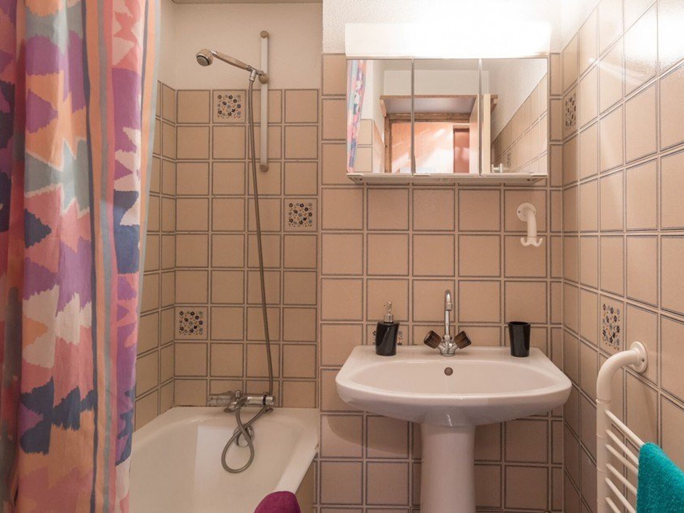 Ein Badezimmer mit einer Badewanne, einem Waschbecken und einer Dusche.