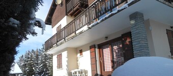 Cozy apartment for 8, near slopes, fireplace