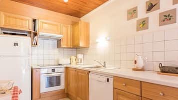 Fridge, oven, stovetop, dishwasher