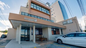 A modern building with a sign reading "ÁGUA DE COC Pousada".