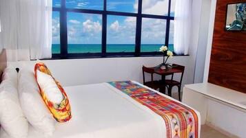 Quarto triplo premium, vista para o mar | Frigobar, cofres nos quartos, escrivaninha