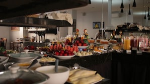 Ein Buffet mit verschiedenen Speisen und Getränken.