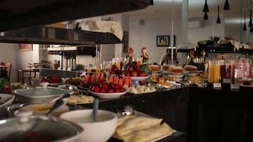 Café da manhã com buffet grátis todos os dias