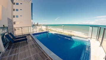 Piscina externa, espreguiçadeiras