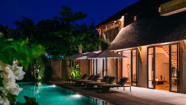 Una piscina al aire libre