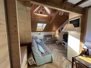 Una televisión, un reproductor de DVD, una oficina