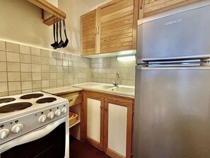 Réfrigérateur, micro-ondes, lave-vaisselle, cafetière/bouilloire