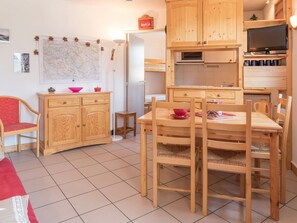 Dining - Charming 2-Room Apartment in Briançon, Close to Shops & Lift, Private Parking, Balcony with View (Briançon)