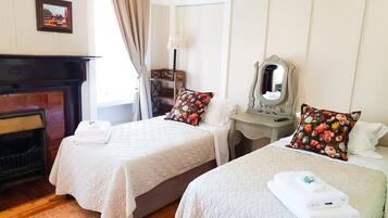 Muebles diferentes, escritorio y wifi gratis