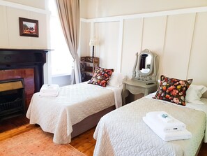 Muebles diferentes, escritorio y wifi gratis