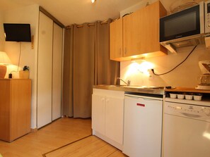 Réfrigérateur, micro-ondes, plaque de cuisson, lave-vaisselle