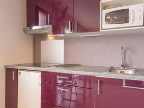 Een koelkast, een microgolfoven, een kookplaat