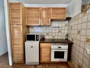 Micro-ondes, four, plaque de cuisson, lave-vaisselle