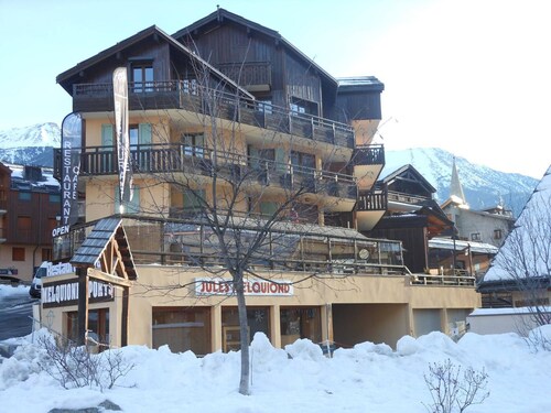 Studio lumineux avec terrasse sud. Serres-Chevalier, 4 personnes, équipements complets.