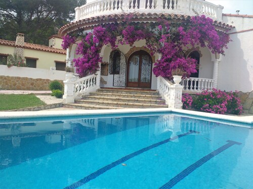 Detached villa for 6 people located in Miami Playa