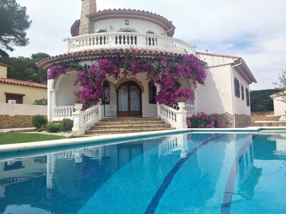 Detached villa for 6 people located in Miami Playa