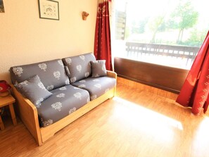 TV - Cozy Mountain Studio for 4 with Ski-In Access and Seasonal Pool (La Salle-les-Alpes)