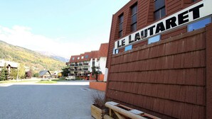 A building with a sign reading "LE LAUTARET" indicating a hotel or lodging facility. - Cozy Mountain Studio for 4 with Ski-In Access and Seasonal Pool (La Salle-les-Alpes)