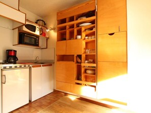 Réfrigérateur, micro-ondes, plaque de cuisson, cafetière/bouilloire