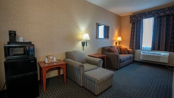 Deluxe Room | Laptop workspace, blackout drapes, iron/ironing board, free WiFi