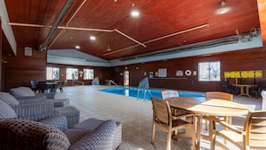 Una piscina cubierta