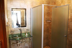 Quarto conforto | Banheiro | Chuveiro com efeito de chuva, produtos de toalete grátis