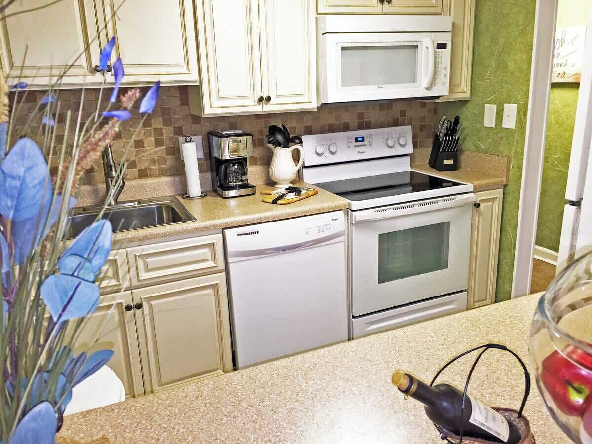 冷蔵庫、電子レンジ、オーブン、コンロ