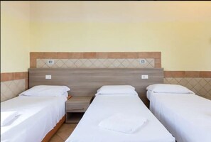 Elite-rum - privat badrum | Värdeförvaringsskåp på rummet, skrivbord, gratis wi-fi och sängkläder