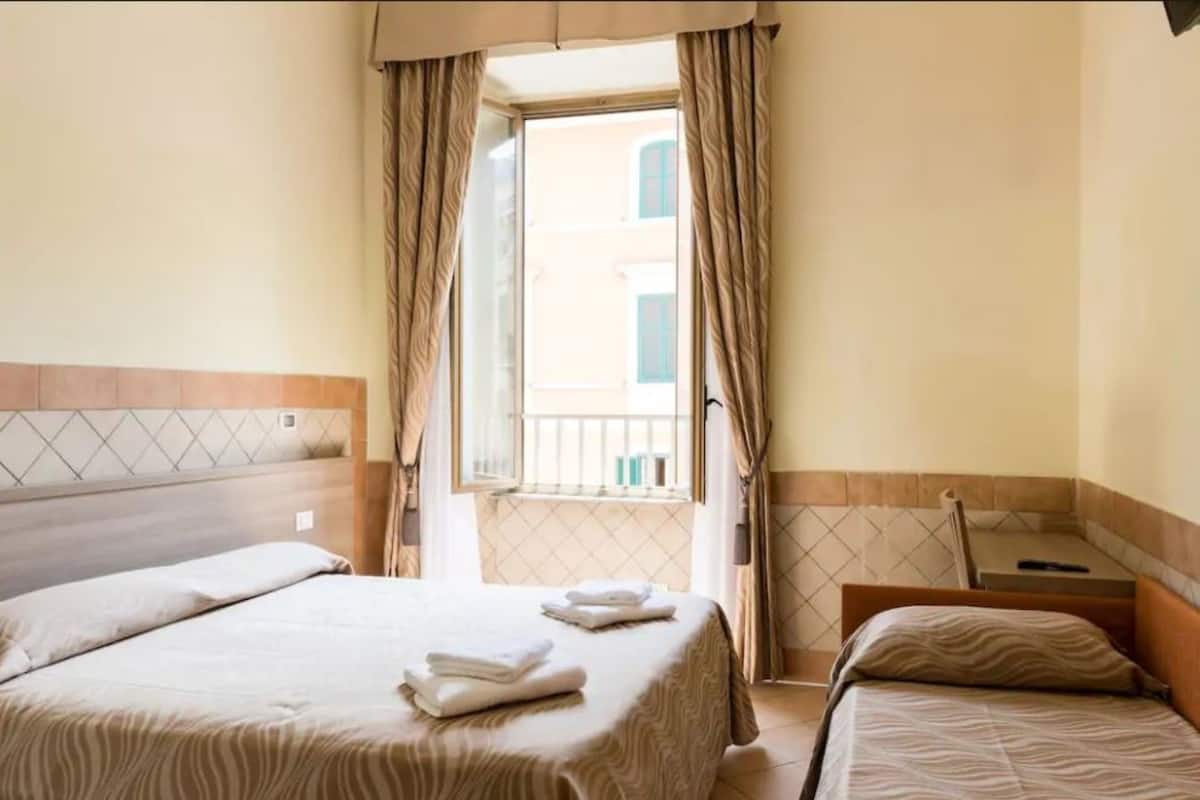 Een kluis op de kamer, een bureau, gratis wifi, beddengoed